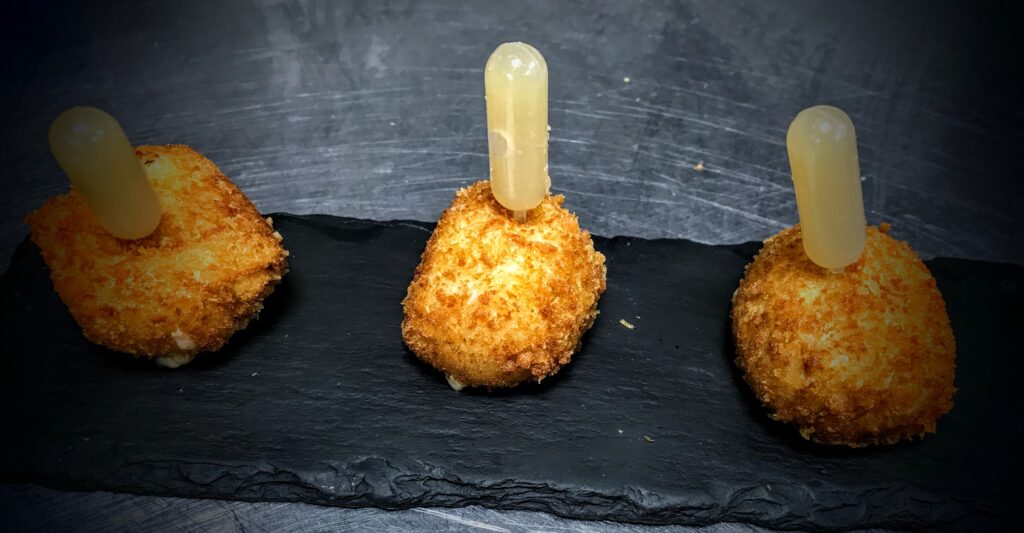 croquetas de gorgonzola y culis de pera El Laurel croquetas de gorgonzola y culis de pera El Laurel