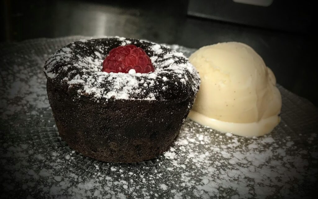 torrija de brioche y helado de vainilla torrija de brioche y helado de vainilla